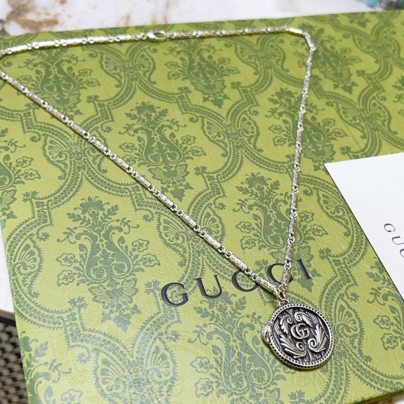 G*u*i necklaces